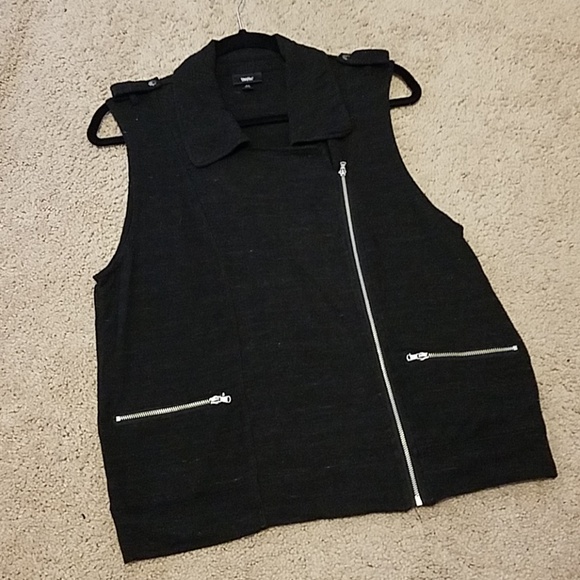 Side zip vest with pockets! - Picture 3 of 4